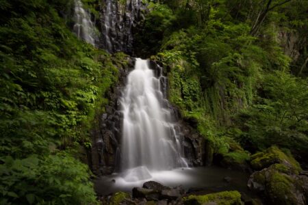 Hakodaki Falls (筥滝) in Tottori Prefecture, Japan, is located a short distance from Amedaki Waterfall (雨滝) on the mountainside of Mount Oginosen. Hakodaki Falls in Tottori Prefecture, Japan