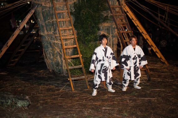 Two local 25-year-old men – one from Kanchi and one from Fukuchi – are selected to participate in the festival as shin-otoko, or holy men. Being selected as a shin-otoko is considered a great honour, as it is believed that shin-otoko bring good fortune on themselves and others.