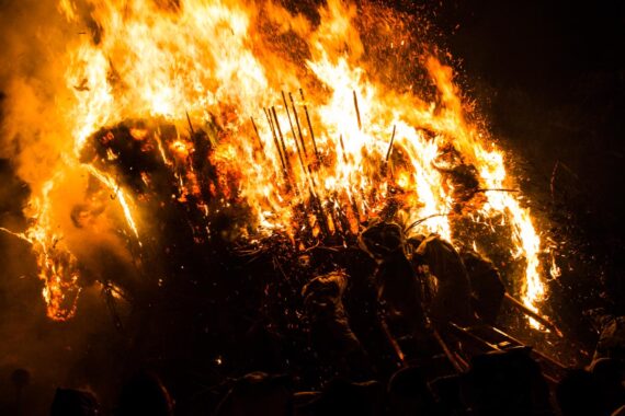 The hunt for the holy trees begins as a group of four teammates attempt to destabilise the structure of the suzumi by shaking it vigorously.