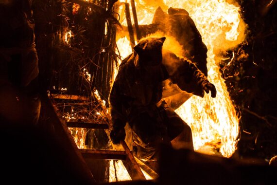 When the heat and smoke becomes too much to bare, the men are forced to jump from their ladders.