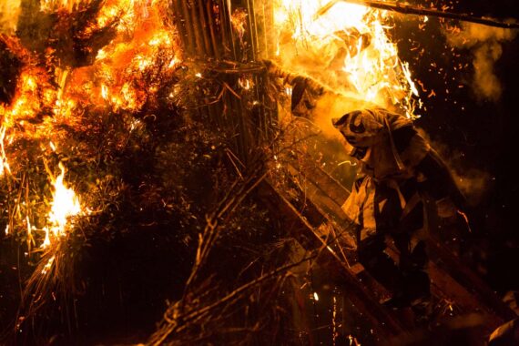 When the heat and smoke becomes too much to bare, the men are forced to jump from their ladders.