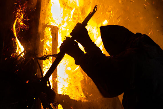 One man is able to partially weaken the suzumi by breaking its bamboo frame with his hands.