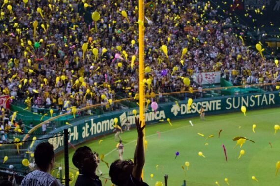 In accordance with tradition, following the seventh inning stretch at the Koshien Stadium in Hyōgo Prefecture, Hanshin Tigers baseball fans release hundreds of balloons while singing the Tigers' fight song.