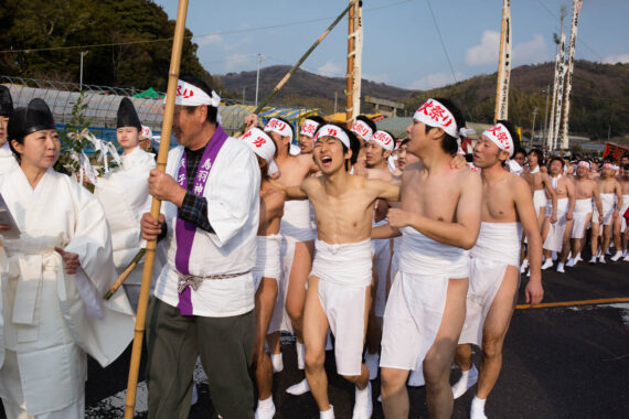 The shin-otoko lead the men towards the sea while singing songs and drinking sake.